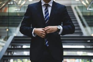Cadre en complet se préparant à une entrevue