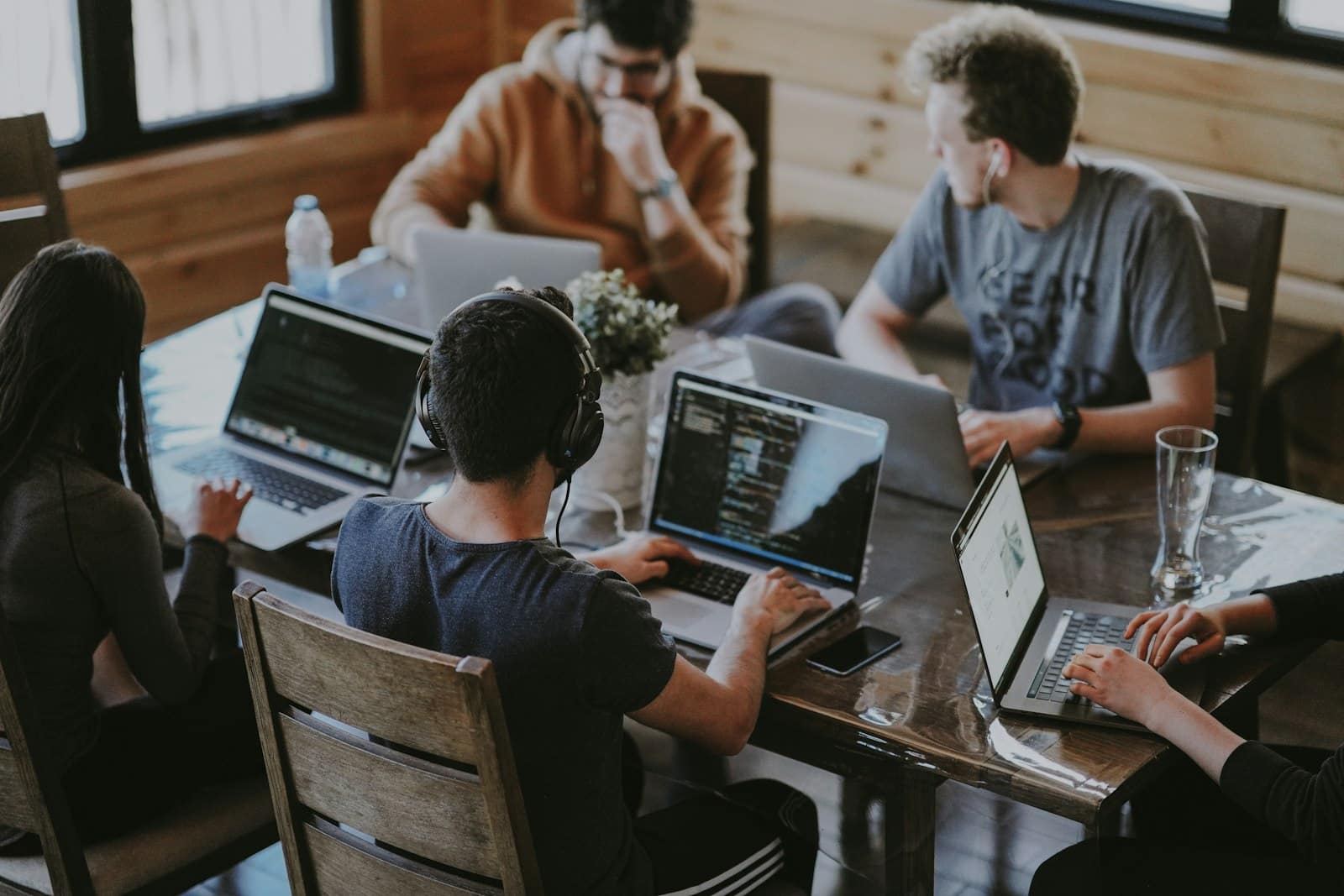 Équipe de travail devant des ordinateurs portables